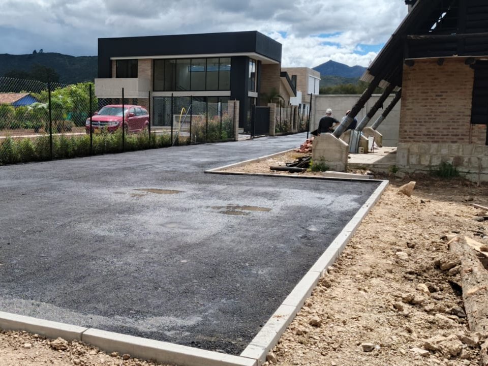 Parqueadero nuevo con sardineles