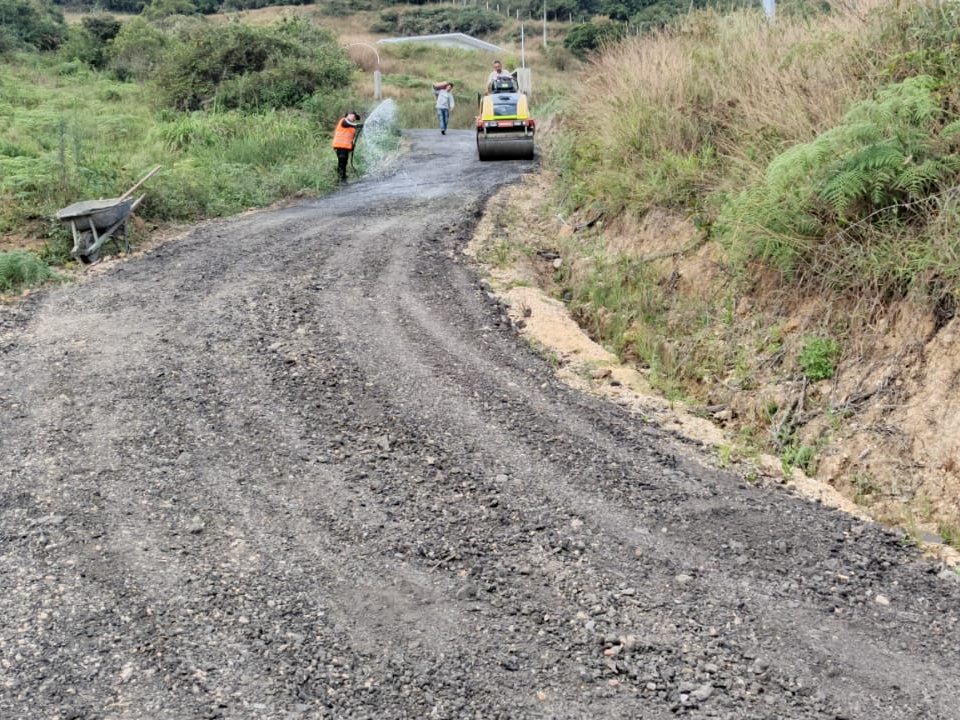 Vía rural recién pavimentada