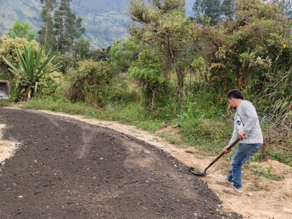 Extendido de mezcla en vía de ladera