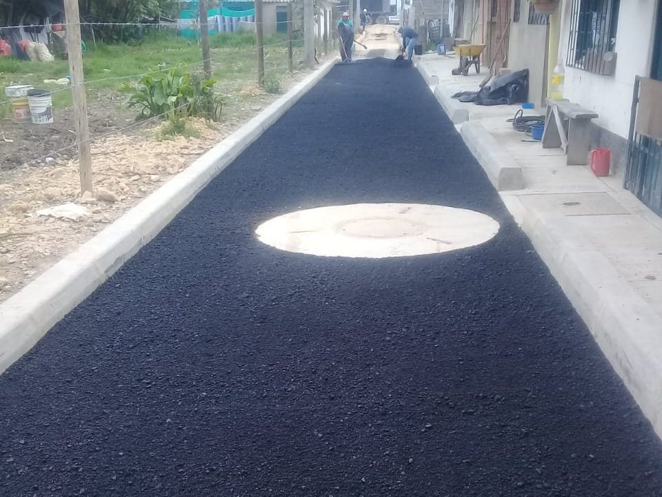 Calle con sardineles y carpeta nueva