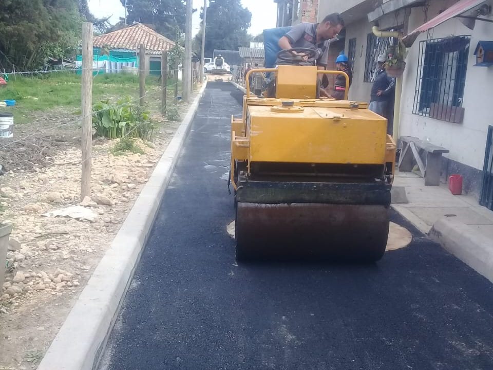 Rodillo compactando carpeta asfáltica