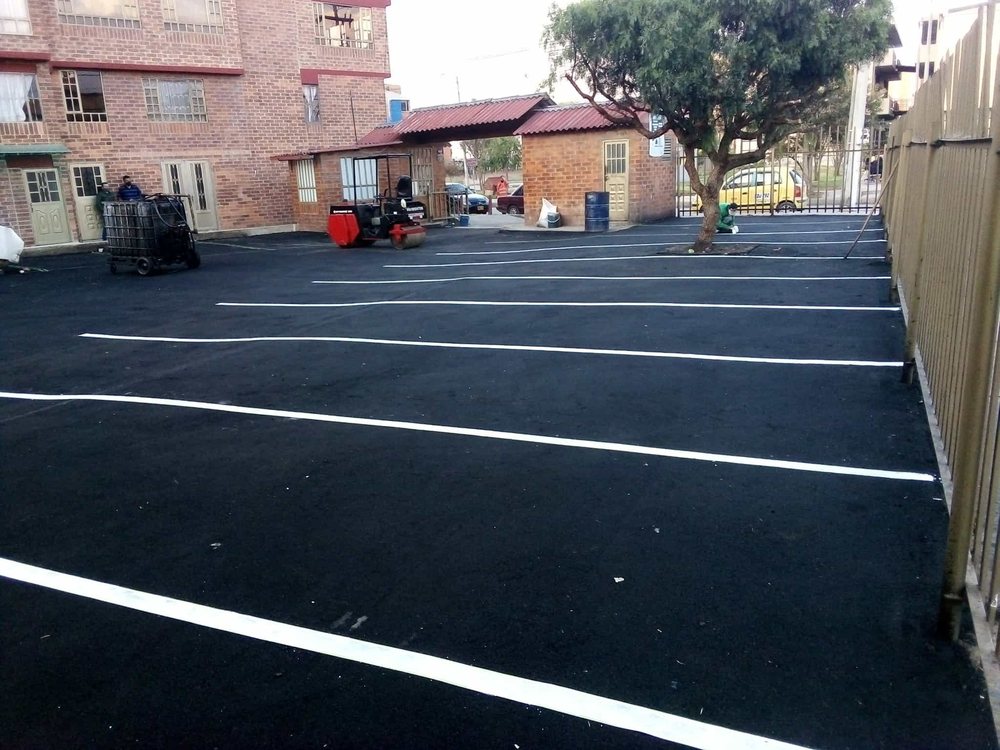 Parqueadero con líneas blancas