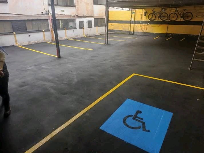 Parqueadero con señal de accesibilidad