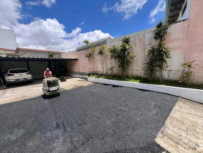 Plancha compactadora en acceso