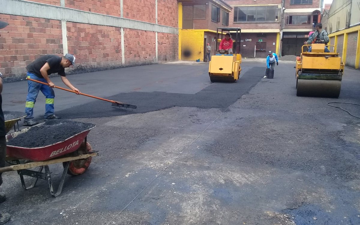Cuadrilla y compactadoras realizando reparcheo