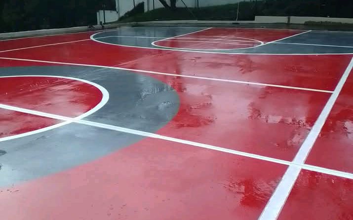 Cancha deportiva con superficie demarcada