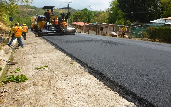Pavimentadora extendiendo mezcla asfáltica en caliente