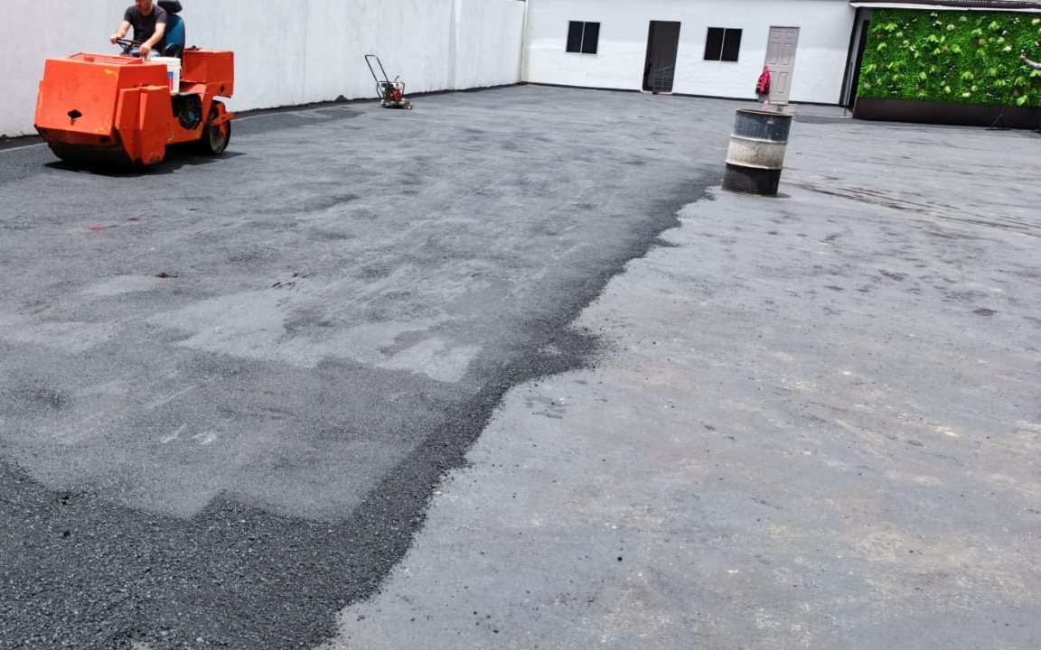 Compactadora sobre superficie con imprimación asfáltica